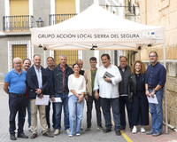 Fotografía de familia de los alcaldes de la comarca de la Sierra del Segura y otros asistentes a esta reunión del GAL.