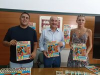 Juan José Calero, Valentín Bueno y Esther Catalán, muestra la portada del libro oficial de la Feria y  Fiestas 2024.