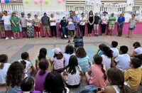 Los niños y niñas de la Escuela de Verano y los socios del Centro de Mayores durante el acto por el Día del Abuelo