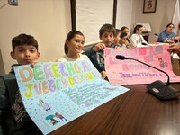 Escolares de todos los colegios de La Roda leyeron los derechos de la infancia en el salón de Plenos.