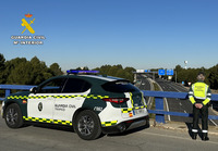 Un agente de la Guardia Civil vigila el tráfico.