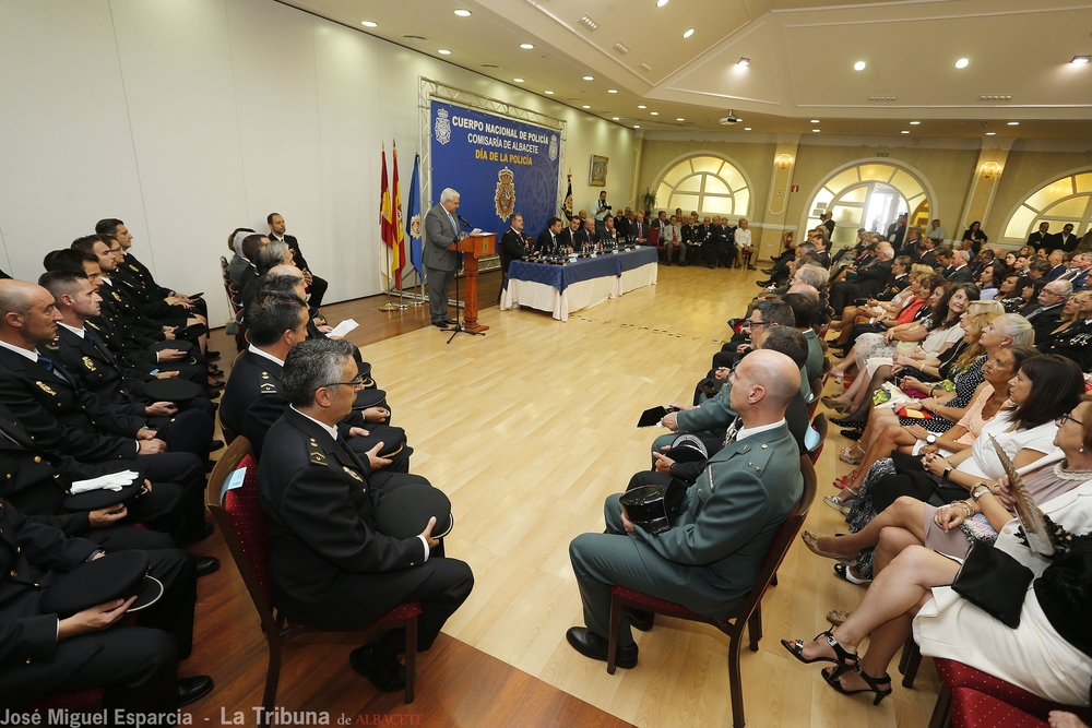  Acto de imposición de las condecoraciones a los agentes de la Policía Nacional  / JOSÉ MIGUEL ESPARCIA