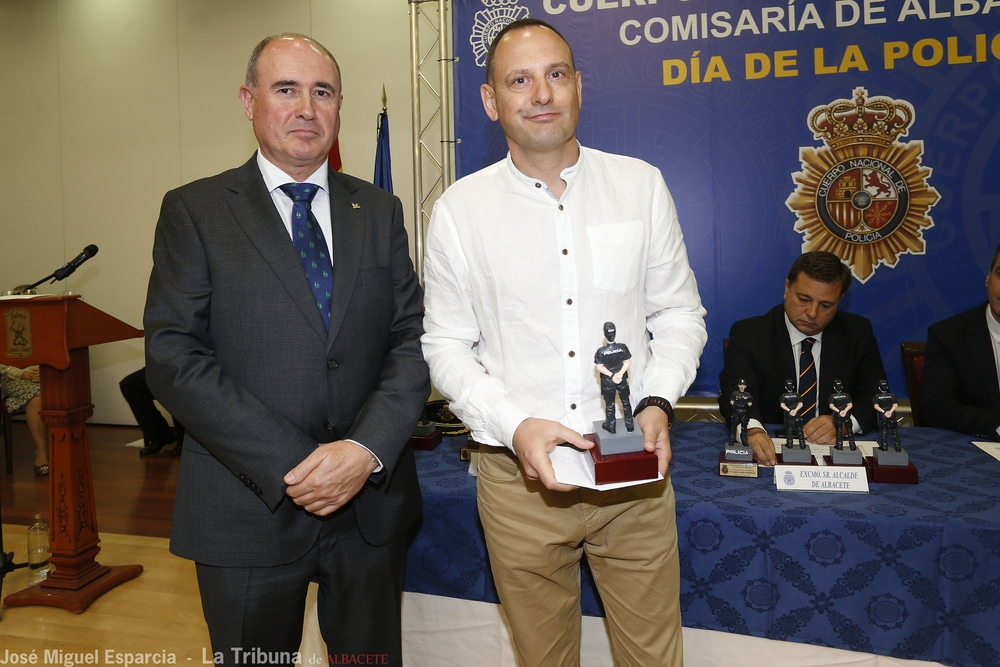  Acto de imposición de las condecoraciones a los agentes de la Policía Nacional  / JOSÉ MIGUEL ESPARCIA