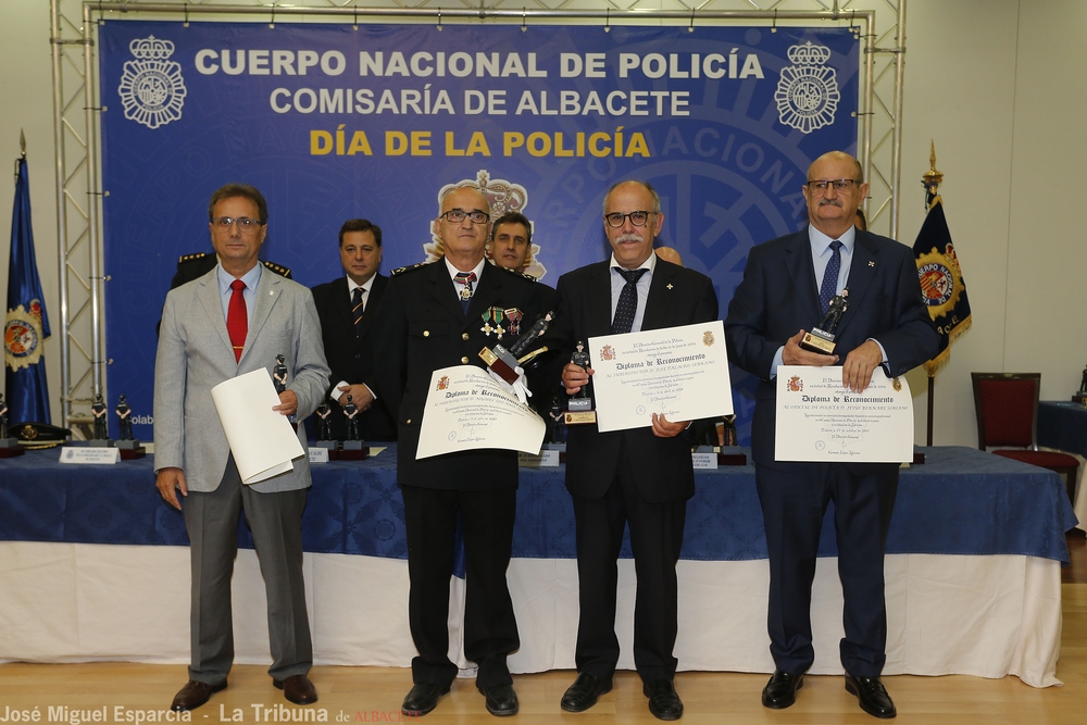  Acto de imposición de las condecoraciones a los agentes de la Policía Nacional  / JOSÉ MIGUEL ESPARCIA