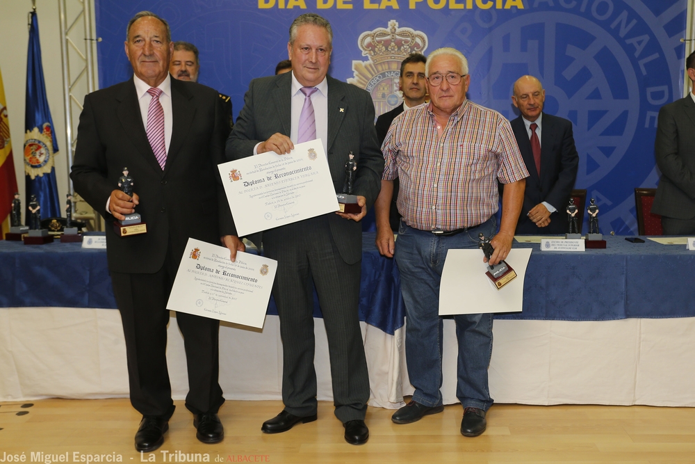  Acto de imposición de las condecoraciones a los agentes de la Policía Nacional  / JOSÉ MIGUEL ESPARCIA