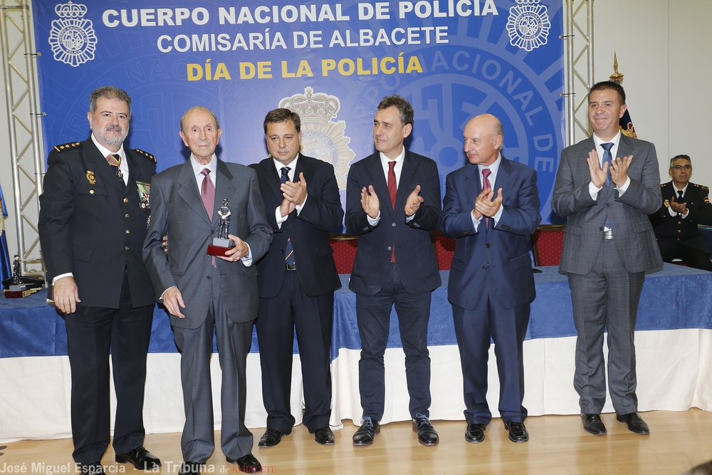  Acto de imposición de las condecoraciones a los agentes de la Policía Nacional  / JOSÉ MIGUEL ESPARCIA