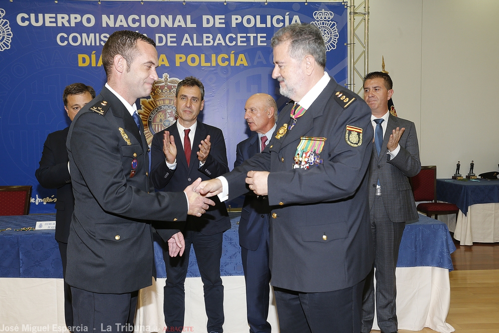  Acto de imposición de las condecoraciones a los agentes de la Policía Nacional  / JOSÉ MIGUEL ESPARCIA