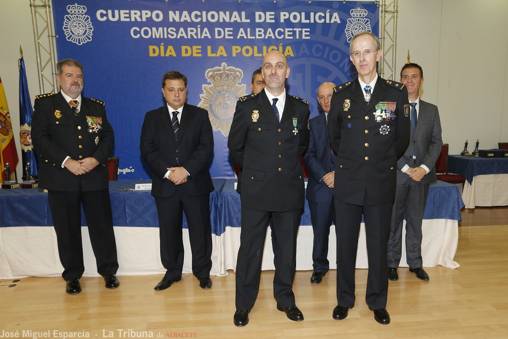  Acto de imposición de las condecoraciones a los agentes de la Policía Nacional  / JOSÉ MIGUEL ESPARCIA