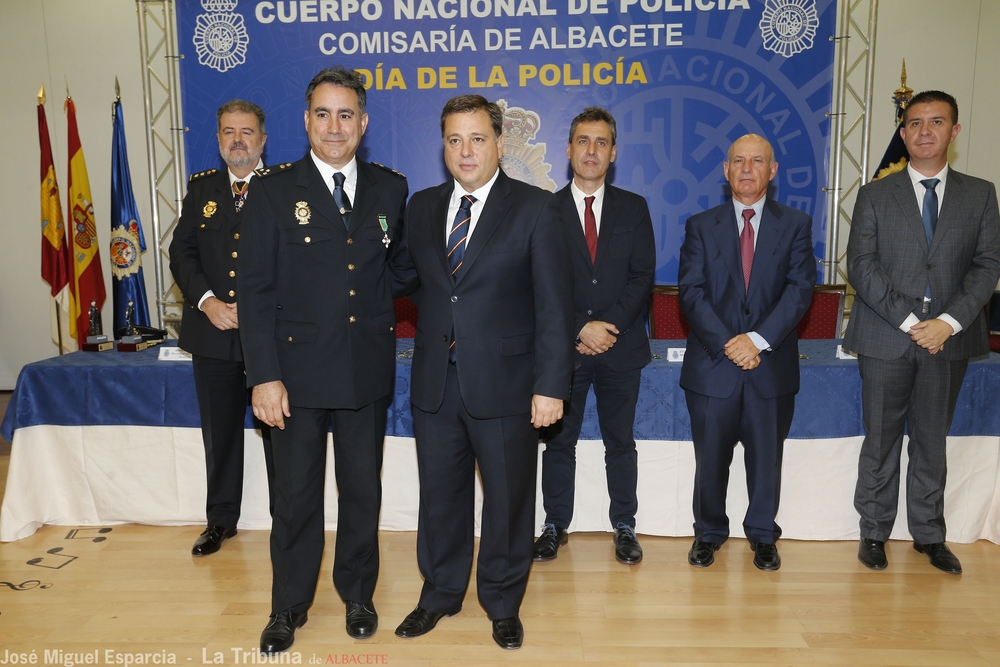  Acto de imposición de las condecoraciones a los agentes de la Policía Nacional  / JOSÉ MIGUEL ESPARCIA