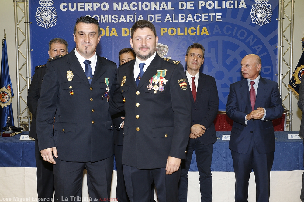  Acto de imposición de las condecoraciones a los agentes de la Policía Nacional  / JOSÉ MIGUEL ESPARCIA