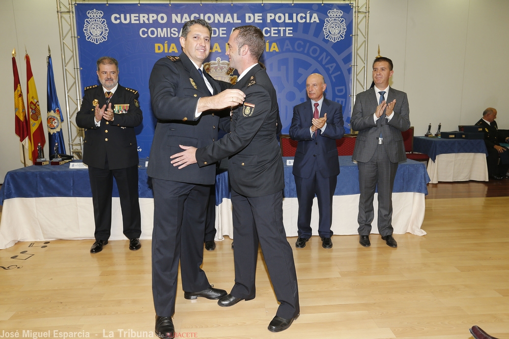  Acto de imposición de las condecoraciones a los agentes de la Policía Nacional  / JOSÉ MIGUEL ESPARCIA