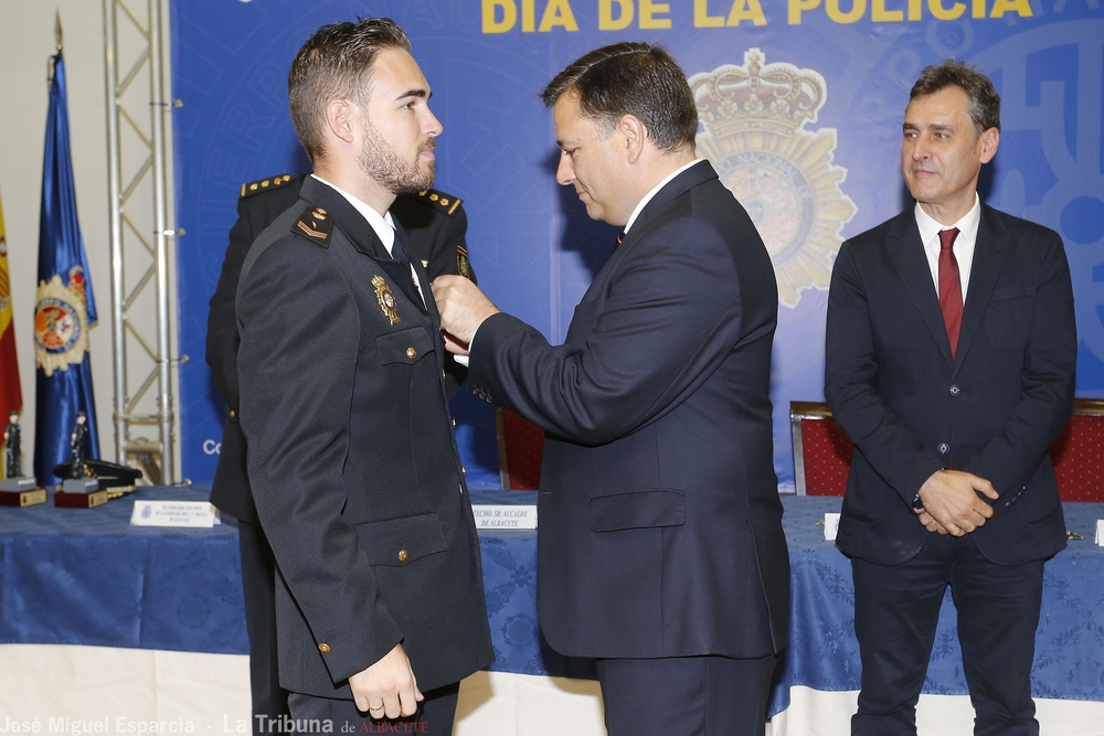  Acto de imposición de las condecoraciones a los agentes de la Policía Nacional  / JOSÉ MIGUEL ESPARCIA