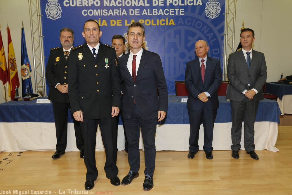  Acto de imposición de las condecoraciones a los agentes de la Policía Nacional  / JOSÉ MIGUEL ESPARCIA