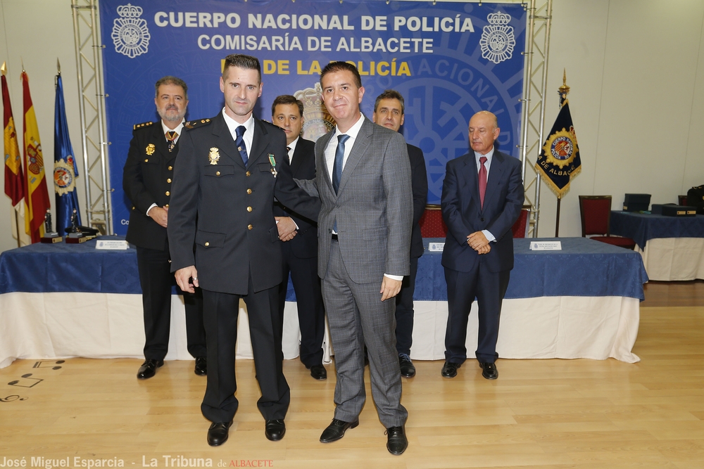  Acto de imposición de las condecoraciones a los agentes de la Policía Nacional  / JOSÉ MIGUEL ESPARCIA