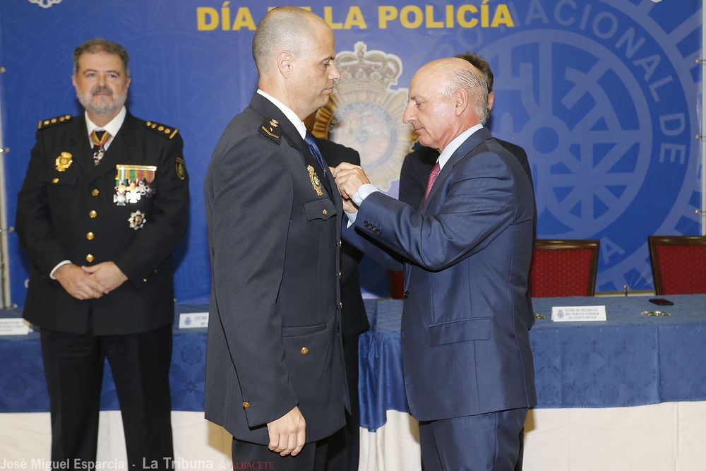  Acto de imposición de las condecoraciones a los agentes de la Policía Nacional  / JOSÉ MIGUEL ESPARCIA