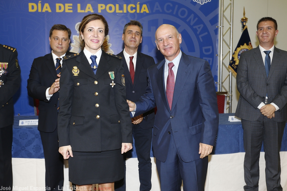  Acto de imposición de las condecoraciones a los agentes de la Policía Nacional  / JOSÉ MIGUEL ESPARCIA