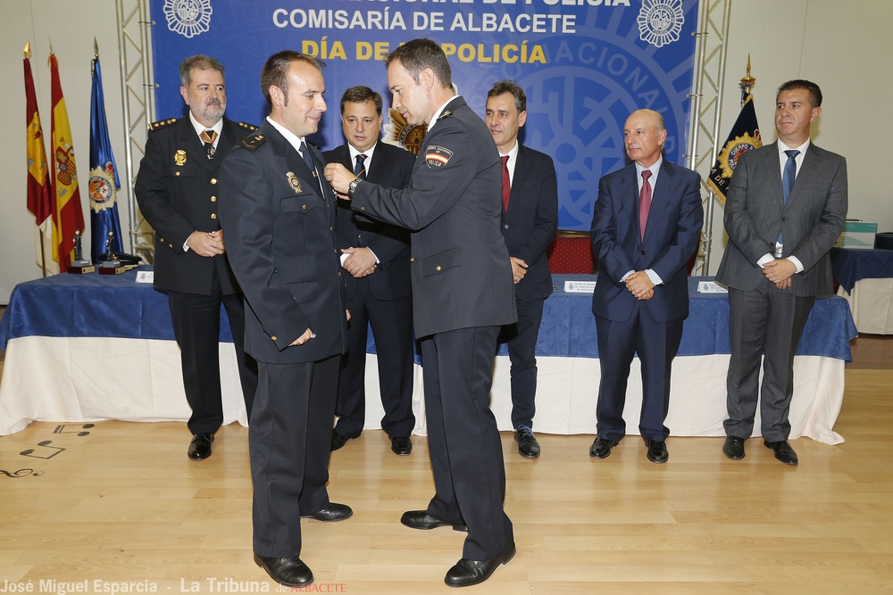  Acto de imposición de las condecoraciones a los agentes de la Policía Nacional  / JOSÉ MIGUEL ESPARCIA