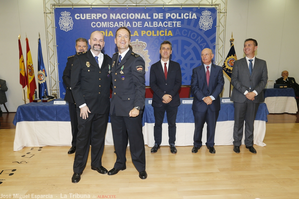  Acto de imposición de las condecoraciones a los agentes de la Policía Nacional  / JOSÉ MIGUEL ESPARCIA