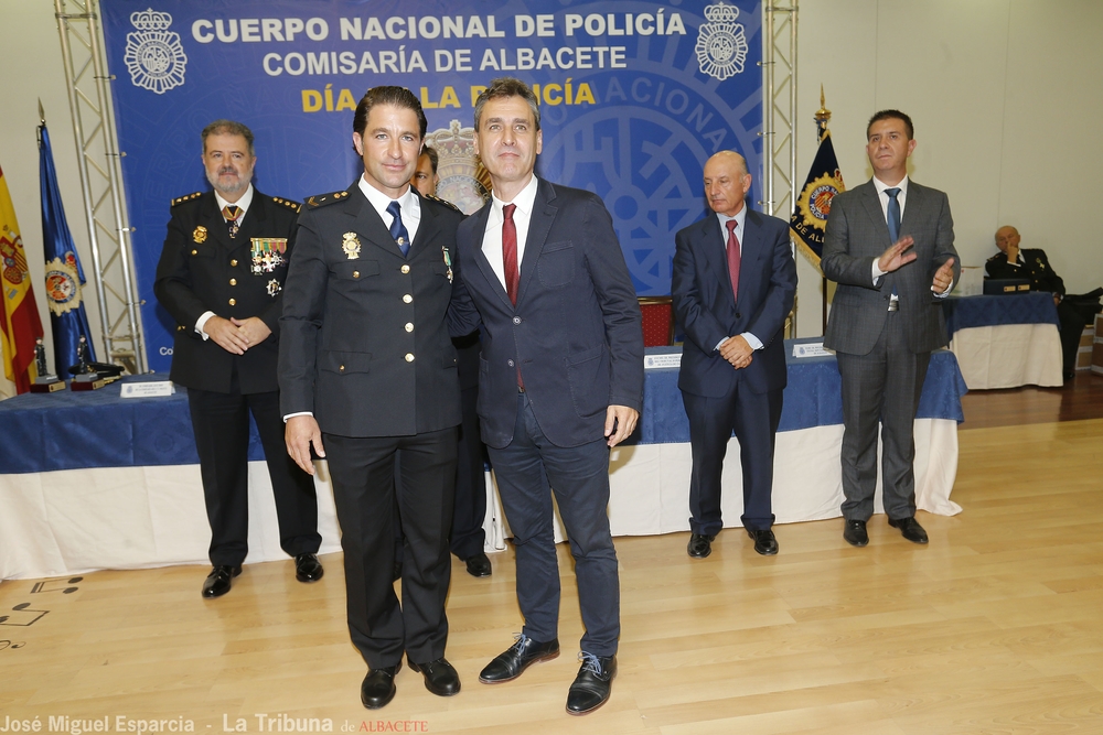  Acto de imposición de las condecoraciones a los agentes de la Policía Nacional  / JOSÉ MIGUEL ESPARCIA