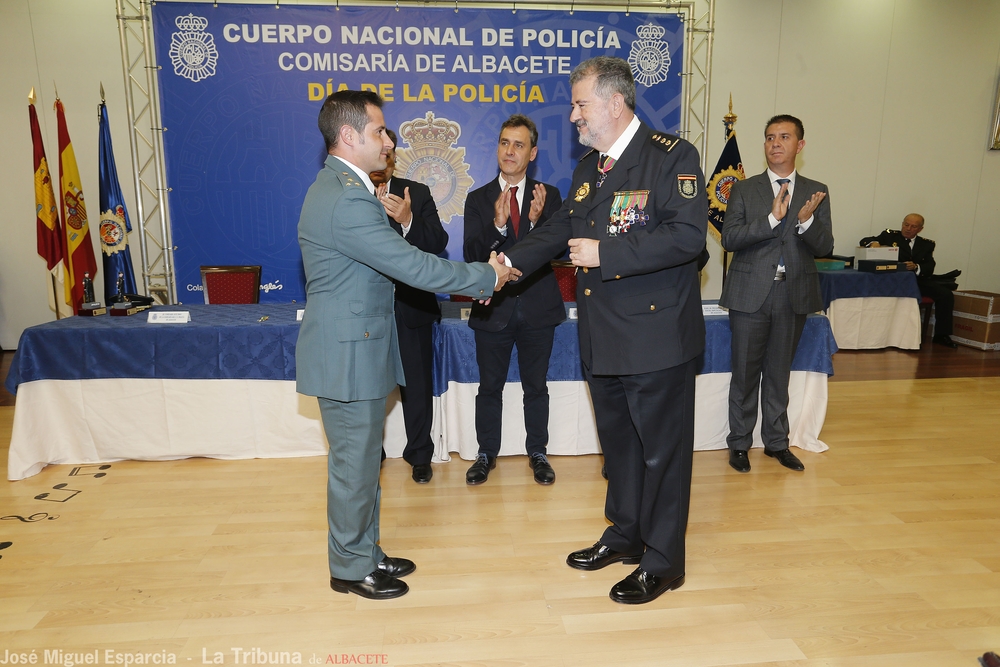  Acto de imposición de las condecoraciones a los agentes de la Policía Nacional  / JOSÉ MIGUEL ESPARCIA