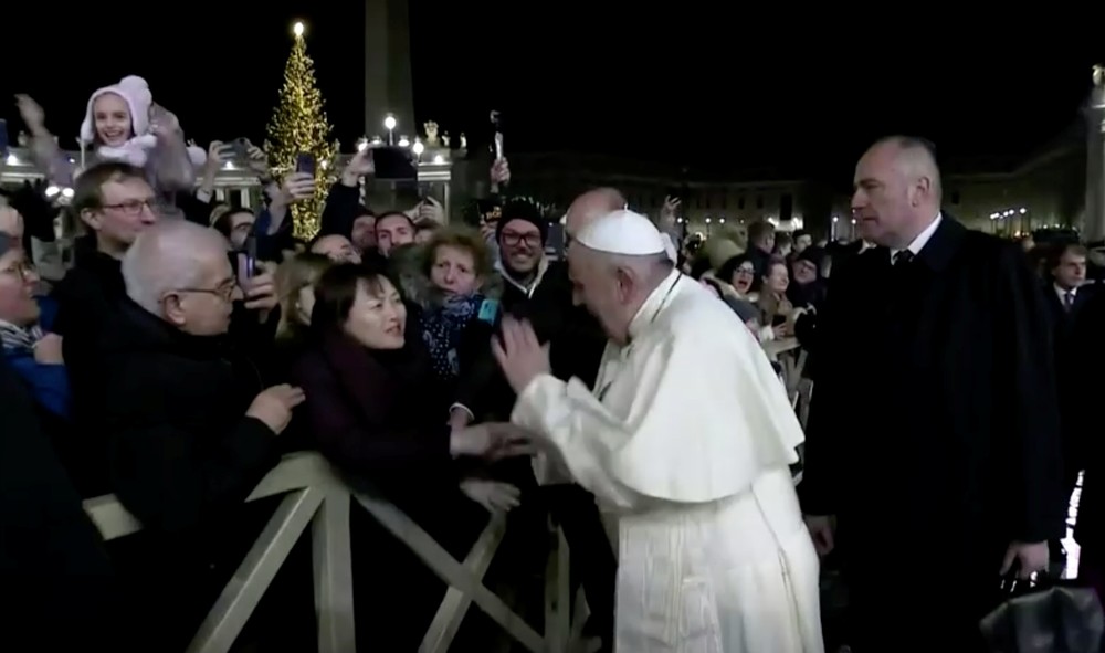 Fotograma del vídeo donde una fiel cogió bruscamente de la mano a Francisco