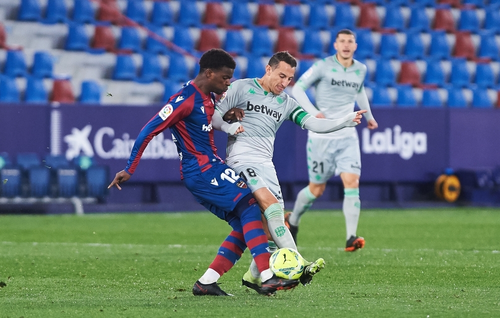 El Levante pasó de la goleada a pedir la hora ante el Betis