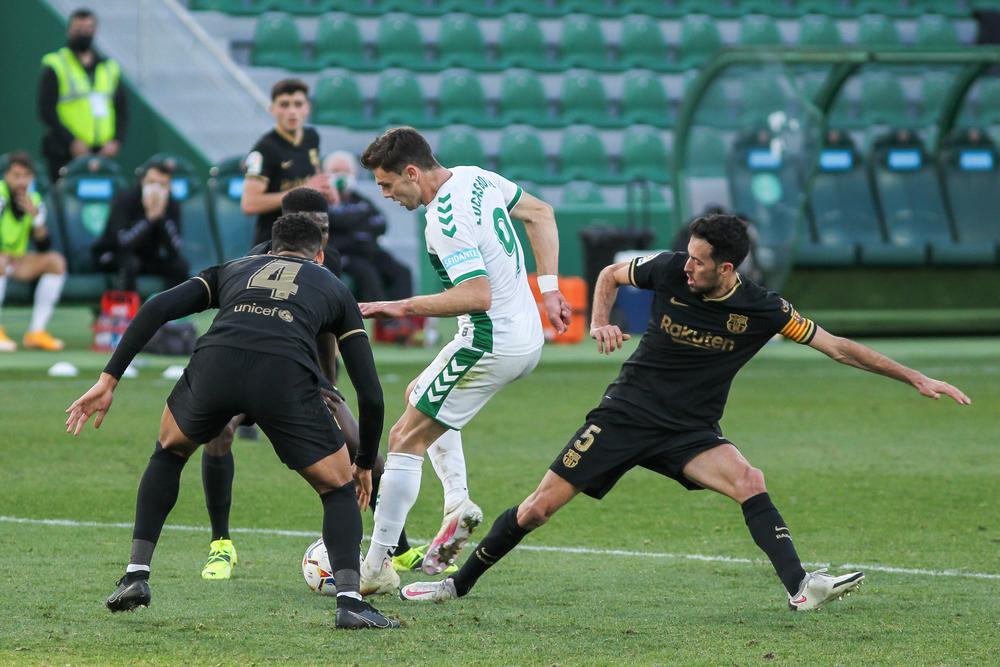 De Jong y Riqui Puig dan la victoria al Barça en Elche