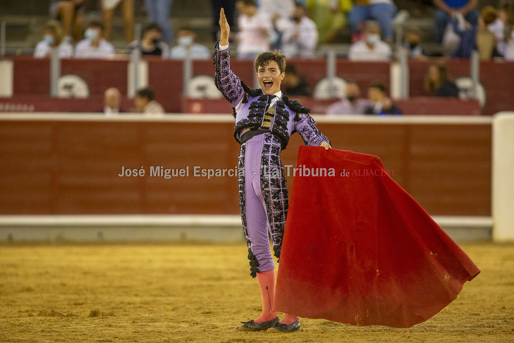 Interesante novillada de la Escuela Taurina  / JOSÉ MIGUEL ESPARCIA