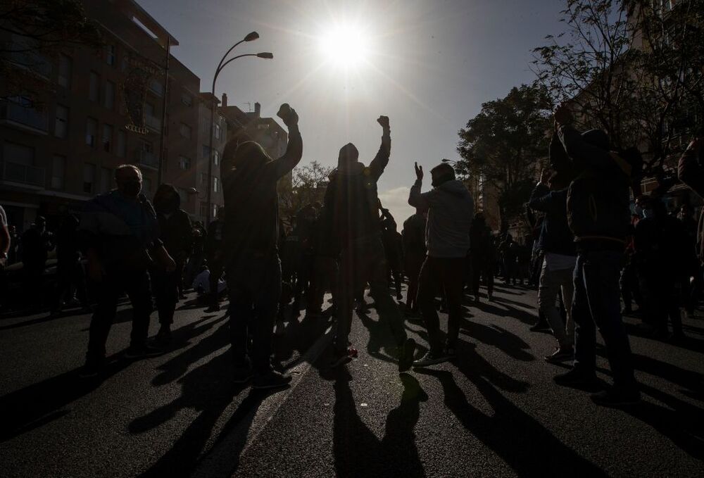 Enfrentamientos entre policÁ­a y trabajadores en protesta del metal en Cádiz  / ROMÁN RÁ­OS