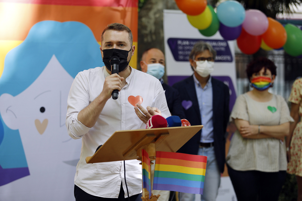 El Parque de Abelardo Sánchez acogió la lectura del manifiesto en el Día del Orgullo LGTBI  / LUIS VIZCAINO