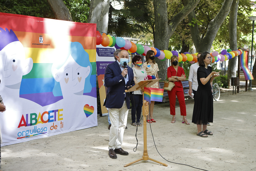 El Parque de Abelardo Sánchez acogió la lectura del manifiesto en el Día del Orgullo LGTBI  / LUIS VIZCAINO