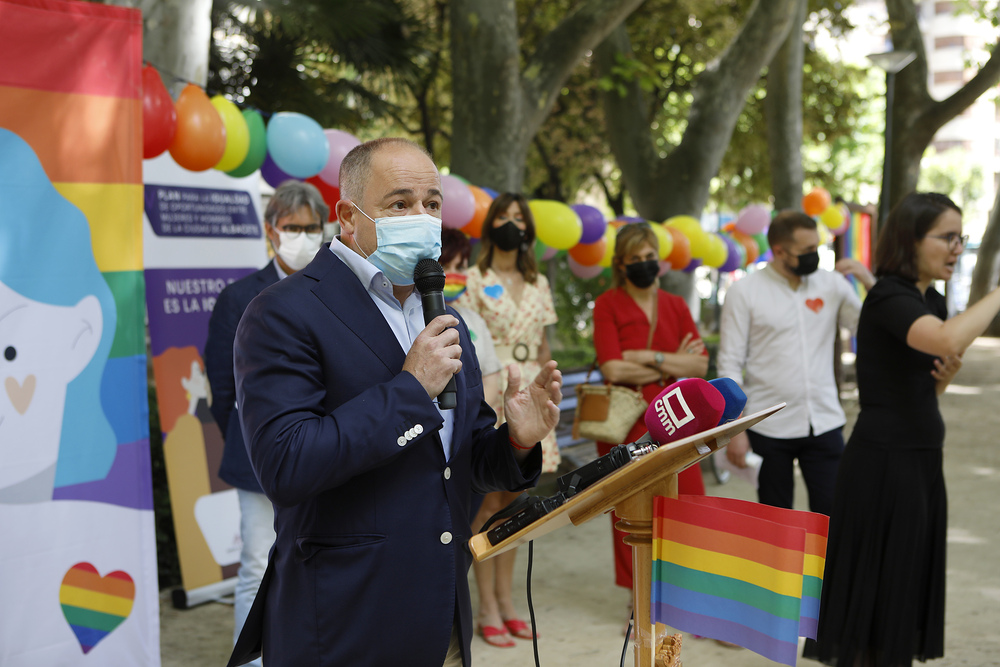 El Parque de Abelardo Sánchez acogió la lectura del manifiesto en el Día del Orgullo LGTBI  / LUIS VIZCAINO