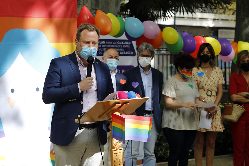 El Parque de Abelardo Sánchez acogió la lectura del manifiesto en el Día del Orgullo LGTBI  / LUIS VIZCAINO