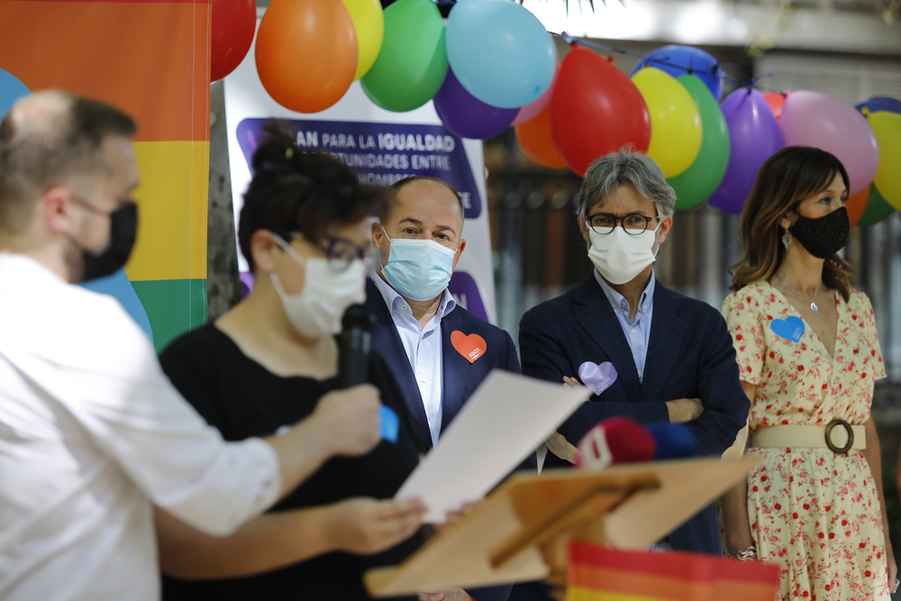 El Parque de Abelardo Sánchez acogió la lectura del manifiesto en el Día del Orgullo LGTBI  / LUIS VIZCAINO