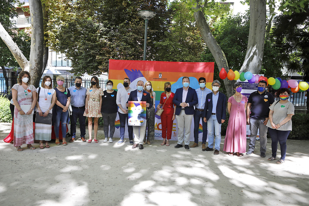 El Parque de Abelardo Sánchez acogió la lectura del manifiesto en el Día del Orgullo LGTBI  / LUIS VIZCAINO