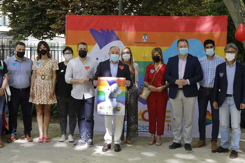 El Parque de Abelardo Sánchez acogió la lectura del manifiesto en el Día del Orgullo LGTBI  / LUIS VIZCAINO