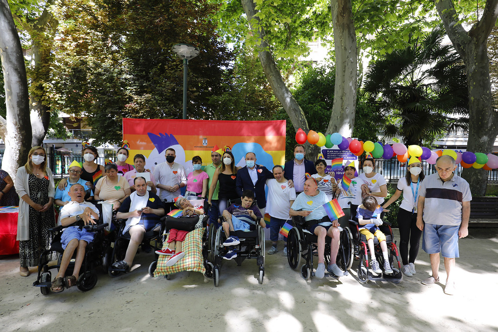 El Parque de Abelardo Sánchez acogió la lectura del manifiesto en el Día del Orgullo LGTBI  / LUIS VIZCAINO