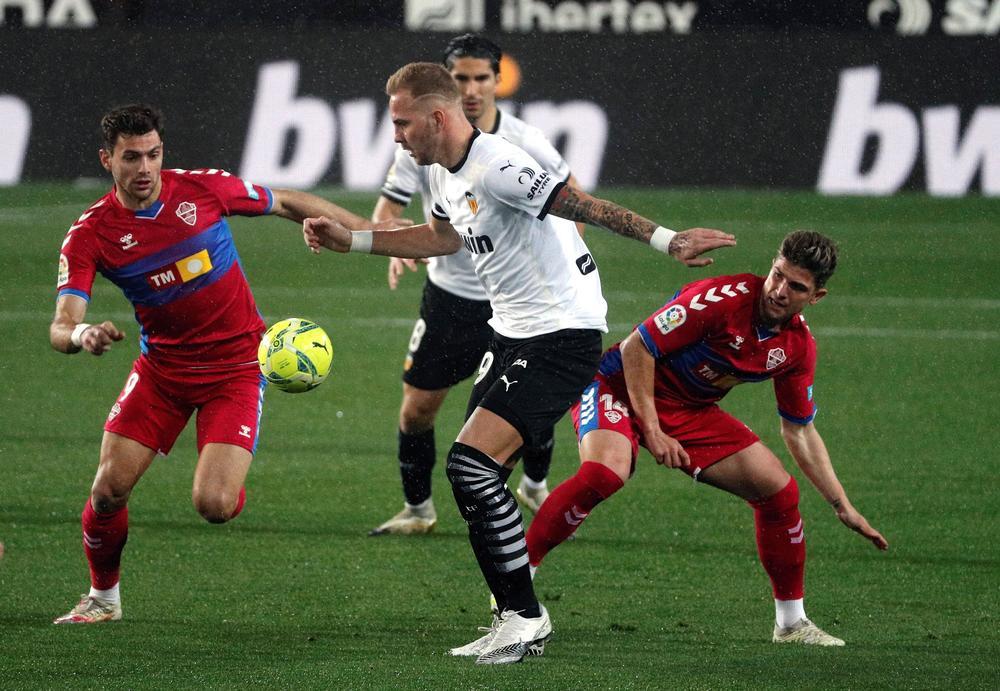 El Valencia respira y asfixia al Elche