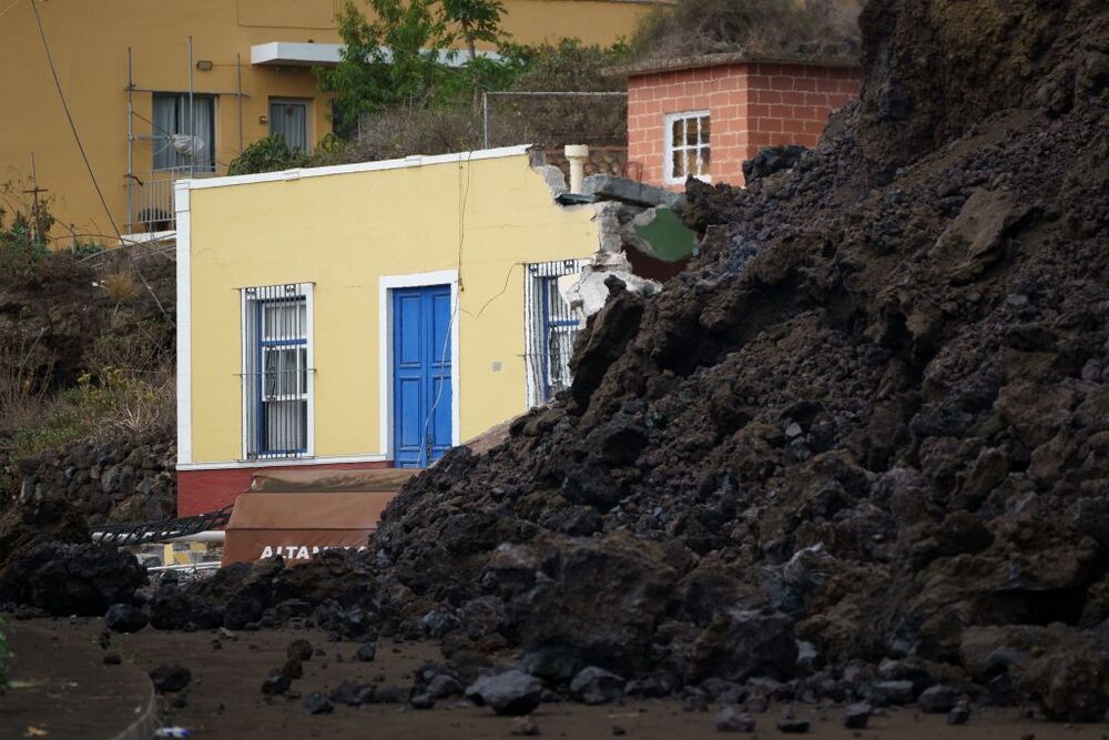 La colada de lava generada por el volcán que entró en erupción el domingo en La Palma ha irrumpido este miércoles en el pueblo de Todoque