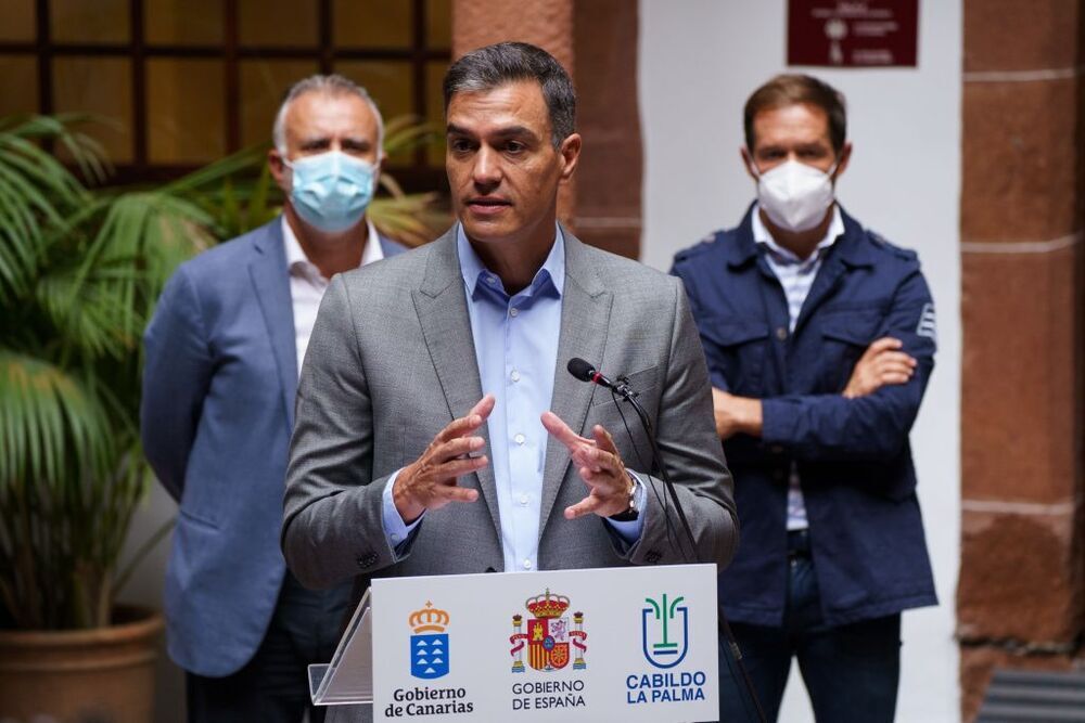 El presidente del Gobierno de España, Pedro Sánchez (c),  flanqueado por los presidentes de Canarias, Ángel Víctor Torres (i), y del Cabildo, Mariano Hernández Zapata (d).