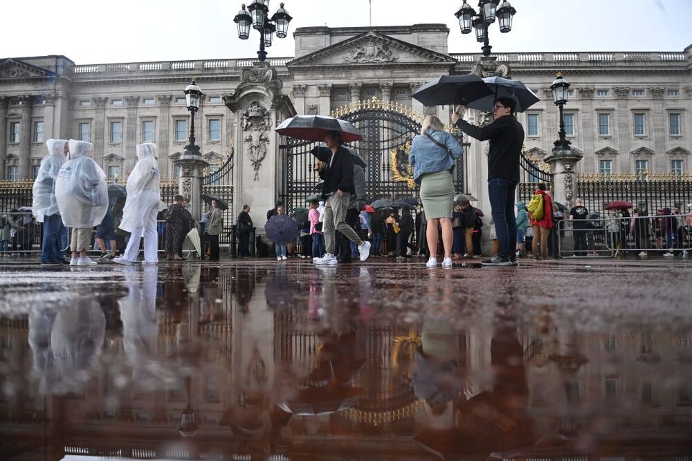 Queen Elizabeth reported to be under medical supervision  / NEIL HALL