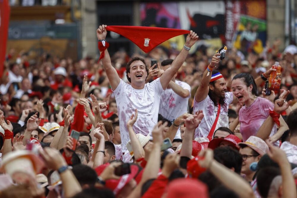 Ambiente antes del chupinazo de los Sanfermines y sus 204 horas de fiesta  / RODRIGO JIMÉNEZ