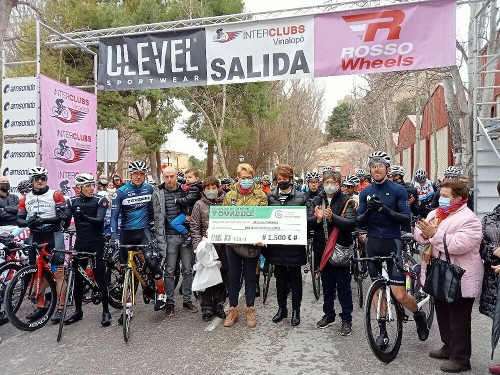 La Fundación Diego Milán&Yourbike entregó una donación de 1.500 euros a la AACC de Almansa.