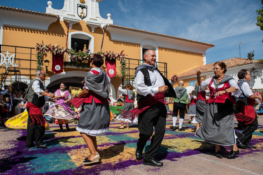 La ofrenda llena de devoción y flores el Recinto Ferial  / VÍCTOR FERNÁNDEZ MOLINA