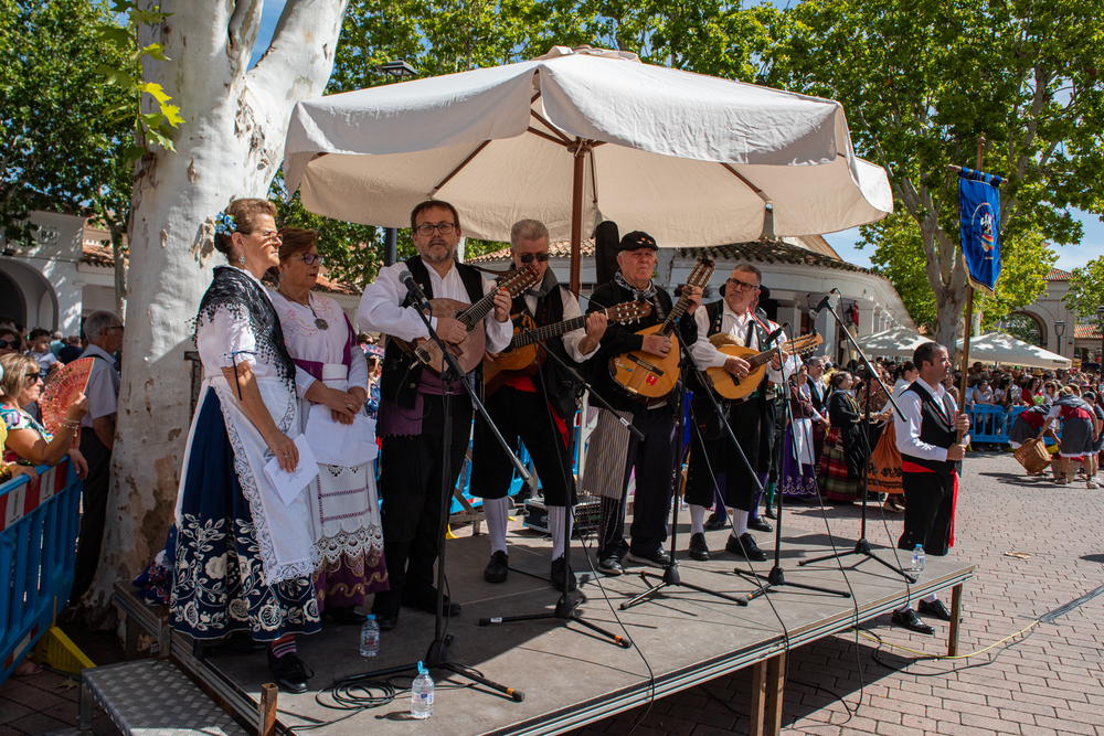 La ofrenda llena de devoción y flores el Recinto Ferial  / VÍCTOR FERNÁNDEZ MOLINA