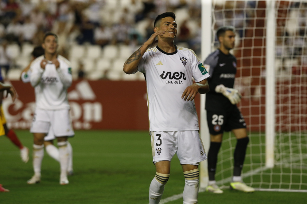 Un momento del partido disputado en el Carlos Belmonte  / JOSÉ MIGUEL ESPARCIA