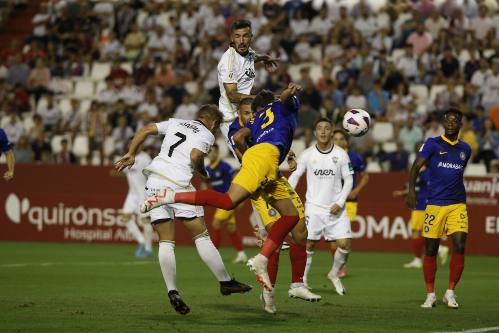 Un momento del partido disputado en el Carlos Belmonte  / JOSÉ MIGUEL ESPARCIA