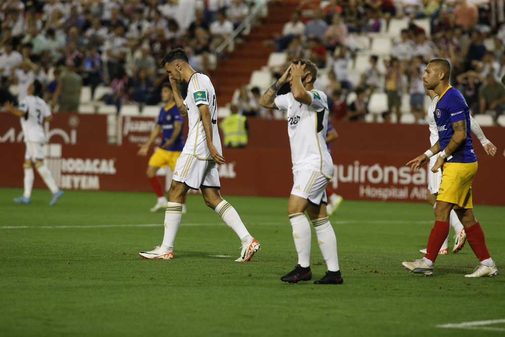 Un momento del partido disputado en el Carlos Belmonte  / JOSÉ MIGUEL ESPARCIA