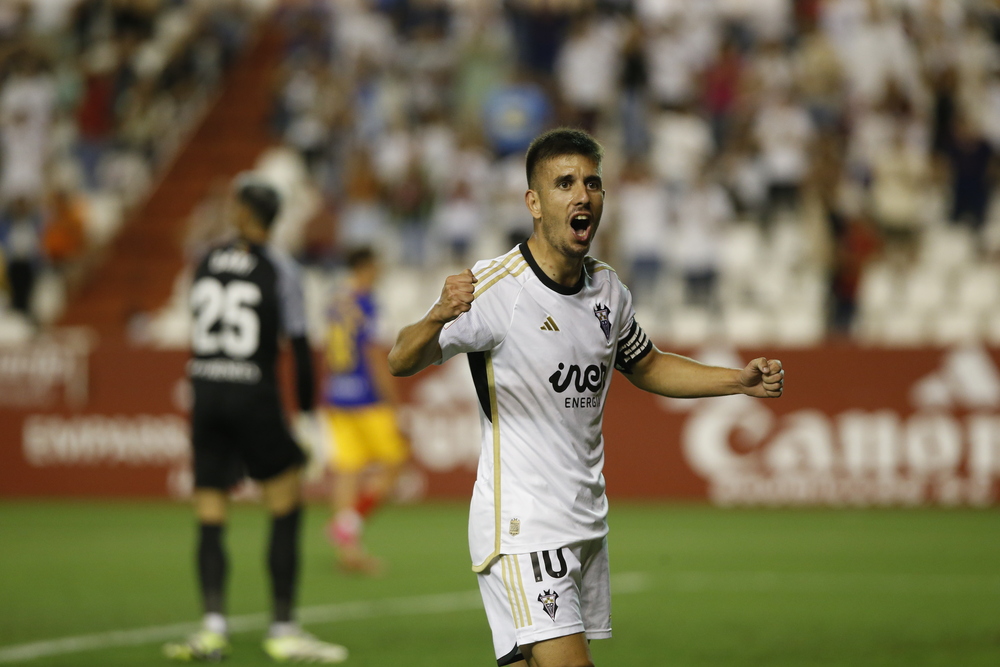 Un momento del partido disputado en el Carlos Belmonte  / JOSÉ MIGUEL ESPARCIA