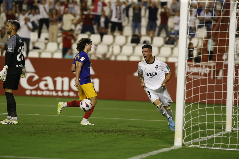 Un momento del partido disputado en el Carlos Belmonte  / JOSÉ MIGUEL ESPARCIA